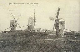 Photo de carte postale représentant des moulins sur Ouessant - Moreau.henri, CC BY-SA 4.0