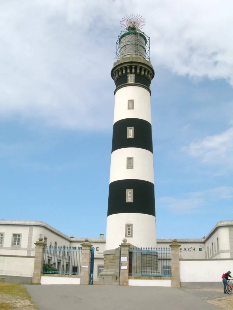 Phare de Créac'h par Totodu74, sous licence Creative Commons Attribution-Share Alike 3.0.