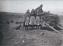 Ramassage de bouses séchées dans la lande à Ouessant par trois jeunes filles (photographie de Charles Grimbert, vers 1900, musée de Bretagne, Rennes).